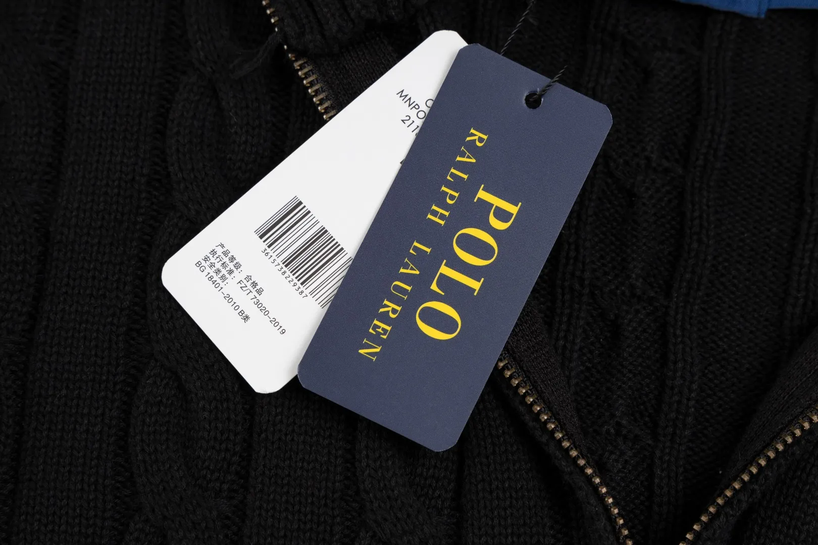 P236 #R92 RALPH LAUREN Ralph Lauren fifteen colors classic small label embroidery logo turtleneck pullover half-zip knitted cable sweater with high-density LOGO embroidery on the chest and original customized tag accessories. Made of pure cotton yarn, pure cotton is skin-friendly and comfortable, small label war horse embroidered twist turtleneck sweater 🐎 high quality, follow the blogger to learn how to wear it! Let’s buy a Ralph Lauren cable sweater. It’s a super hard-to-find series after it became popular. It’s hard to find one on the official website. It’s simple and practical to wear, with a lazy and loose feel. The thickened fabric has more texture, feels soft and delicate, and has a loose fit. Whether worn alone or layered, you can wear different styles of fashion with just one piece!   Size：XS S M L